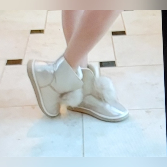 NIB GOLD POM POM FLUFFY FURRY LINED NON SLIP SOLE SIZE 5.5 - Picture 6 of 15